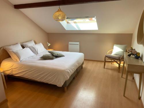 une chambre avec un lit, un bureau et une fenêtre dans l'établissement Le Petit Carrousel, à Gérardmer