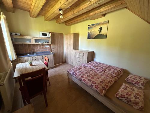 Posteľ alebo postele v izbe v ubytovaní Apartmány F - chata SVOBODĚNKA