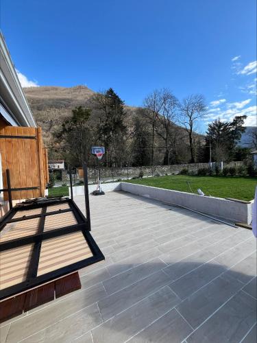 un patio avec un panier de basket dessus dans l'établissement Maison familiale dans les Pyrénées -option piscine, à Chaum