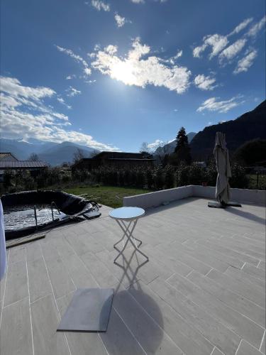 - une table sur une terrasse avec vue sur les montagnes dans l'établissement Maison familiale dans les Pyrénées -option piscine, à Chaum