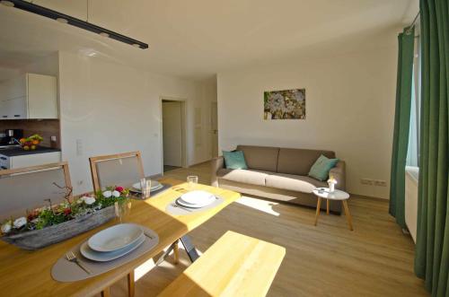 un salon avec un canapé et une table dans l'établissement Ferienwohnung Zur Mühle beim Playmobil Fun Park Zirndorf, à Zirndorf