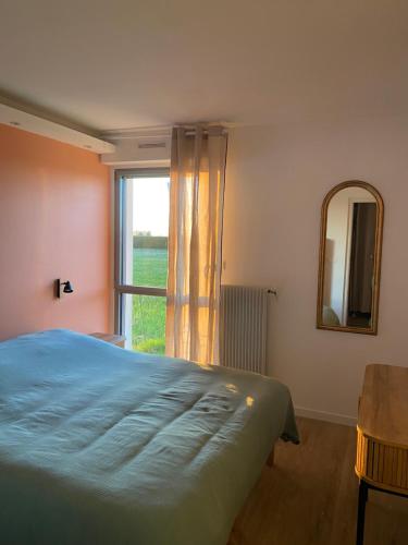 une chambre avec un lit et une grande fenêtre dans l'établissement Front de Mer, à Calais