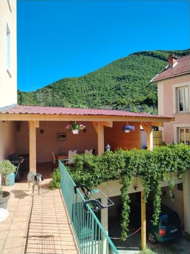Gîte La Rose des Alpes à Serres, 3 chambres, capacité 4 à 8 personnes, Cuisine, Terrasse, Parking et Garage