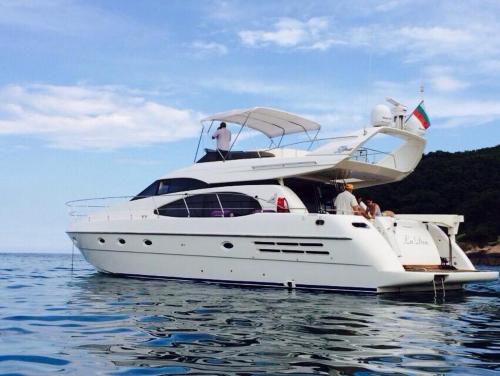 ein weißes Boot im Wasser mit Menschen darauf in der Unterkunft Azimut in Nessebar