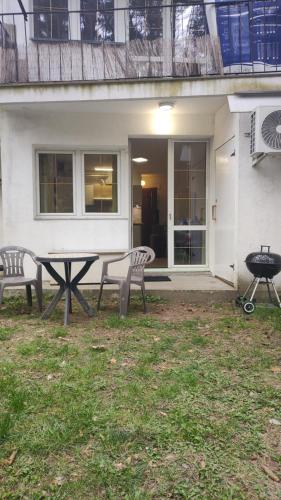 a picnic table and two chairs in front of a building at Forrest House w Białej in Sulejów
