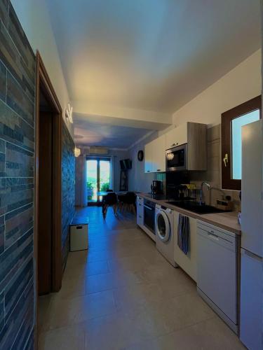 a kitchen with a washer and dryer in a room at residence u filipaghju in Galeria