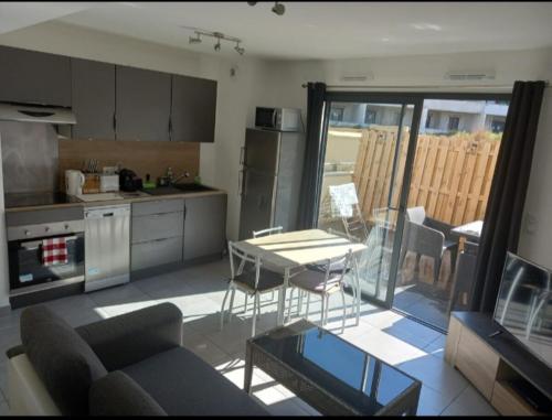 une cuisine avec une table et des chaises dans une cuisine dans l'établissement porticcio, à Porticcio