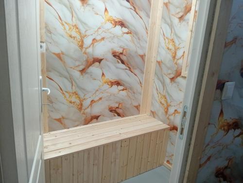 a bathroom with a marble wall at Casa Hermina in Sovata