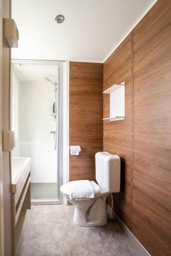 a bathroom with a toilet and a sink and a shower at Camping Fossalta in Lazise