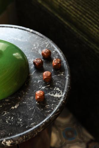 un groupe de fraises enrobées de chocolat sur une table dans l'établissement La Maison Du Meunier, à Dannes