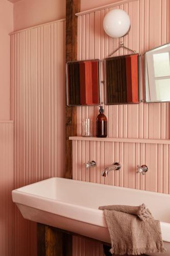 une salle de bain avec un lavabo et un miroir dans l'établissement La Maison Du Meunier, à Dannes