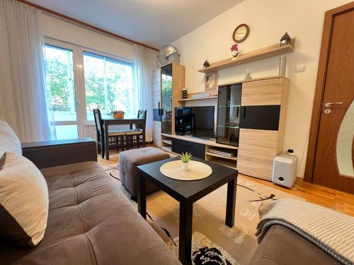 Giza Cozy 1BDR w WiFi near Arena 8888 and SofiaMed