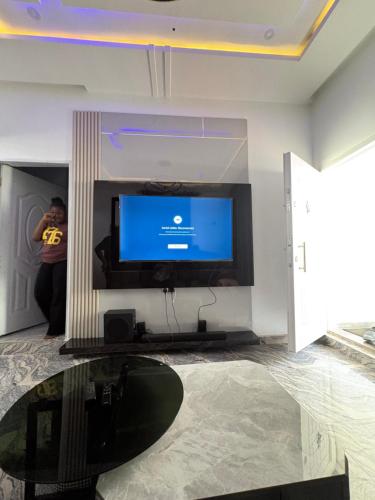 Una televisión o centro de entretenimiento en Prime Luxury Shortlet