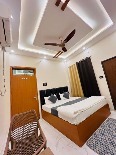 Una cama o camas en una habitación de Shivam palace Ayodhya