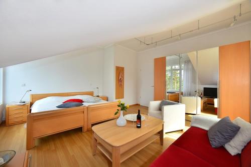 ein Schlafzimmer mit einem Bett und ein Wohnzimmer in der Unterkunft Ferienwohnung Admiralssuite in Juliusruh