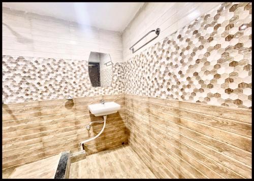 Koupelna v ubytování HOTEL DEV VILLA STAY Near Kashi Vishwanath Temple - Fully Air Conditioned Premium Rooms - Lift and Free Wifi Facilities - BEST HOTEL IN VARANASI
