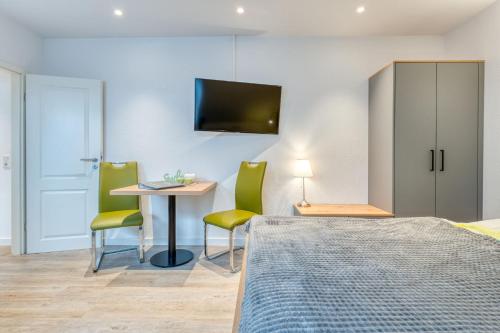 Un dormitorio con una cama y una mesa y sillas. en Schmidt-einander W 8, en Norderney