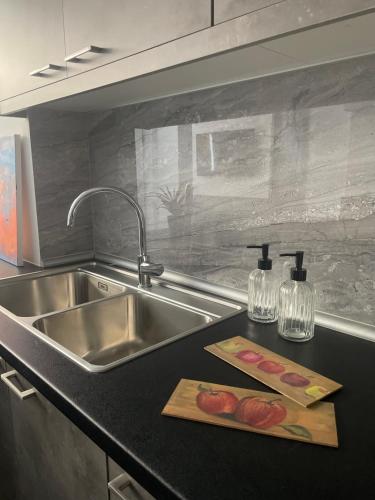 Η κουζίνα ή μικρή κουζίνα στο F48 Luxury Apartment