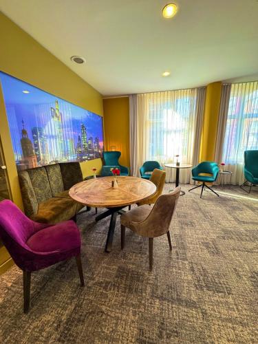 a room with a table and chairs and a couch at Hotelzimmer mit einer Kitchenette - nähe Frankfurt-Messe - fair in Frankfurt/Main