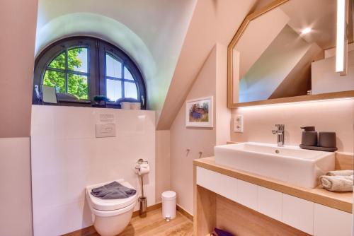 Ένα μπάνιο στο Ferienhaus Boddenbrise 13 Feriendorf Klein Stresow Rügen by ruyastay