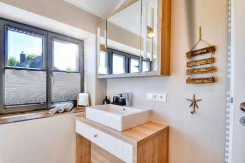 Η κουζίνα ή μικρή κουζίνα στο Ferienwohnung Wandashorst 25 Feriendorf Klein Stresow Rügen by ruyastay