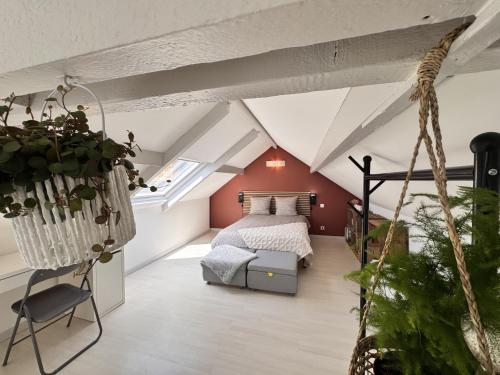 une chambre avec un lit dans un grenier dans l'établissement L'Atelier - Centre - Vieux Mans - 4 pers, au Mans