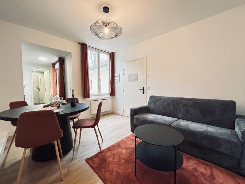 un salon avec un canapé et une table dans l'établissement 3 Clairmarais charmant T2 proche centre-ville, à Reims