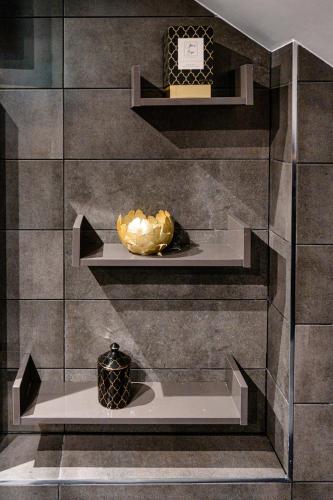 une vitrine avec un bol de nourriture sur une étagère dans l'établissement Le COZYA - Near Geneva, Cern, ONU, Palexpo, à Ornex