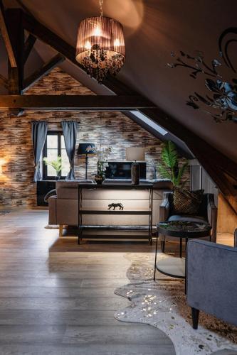 un salon avec un canapé et une table dans l'établissement Le COZYA - Near Geneva, Cern, ONU, Palexpo, à Ornex