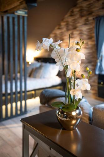 un vase de fleurs sur une table dans le salon dans l'établissement Le COZYA - Near Geneva, Cern, ONU, Palexpo, à Ornex