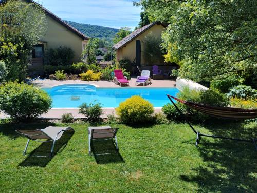a yard with chairs and a swimming pool at Charmants studios "Le Nid de Lou" et "Le Cocon de Théo" à Rosheim in Rosheim