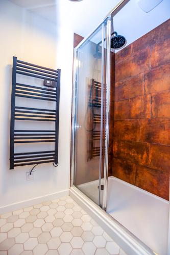 une douche avec une porte vitrée dans une salle de bain dans l'établissement Modern 2 bedroom apartment in Grasse, à Grasse