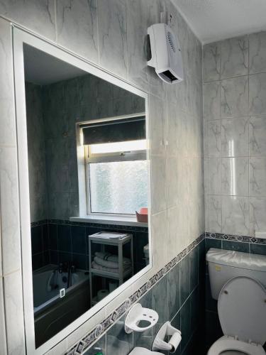 Ένα μπάνιο στο Central to everything in Mayo four bedrooms