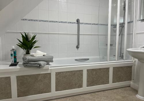 Bilik mandi di Stylish 1-bed Cottage Escape in Piddlehinton
