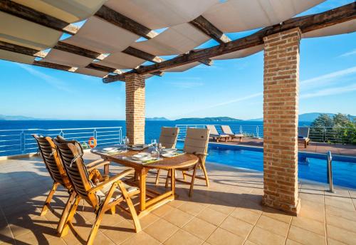 Πισίνα στο ή κοντά στο Iris Villas Lefkada - Karavi Villa with private sea access