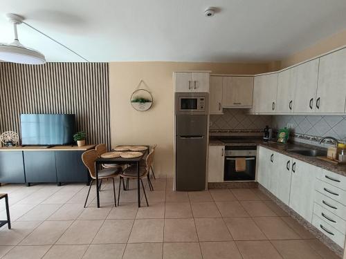 Greatly located apartment with heated pool, Los Cristianos