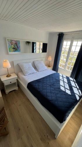 Villa with sea view and garden City centre and nature