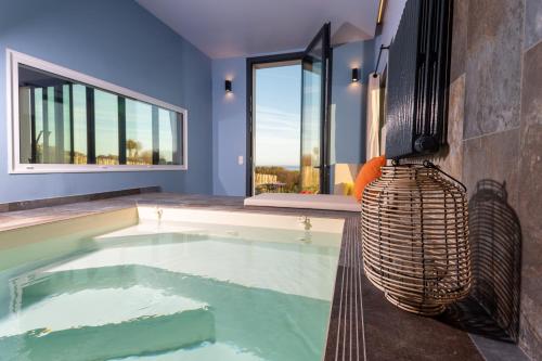 Bazén v ubytování Villa Ponant 5 étoiles à Doëlan, piscine face mer nebo v jeho okolí
