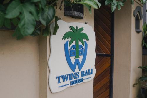 Un certificado, premio, letrero u otro documento en Twins Bali Ubud