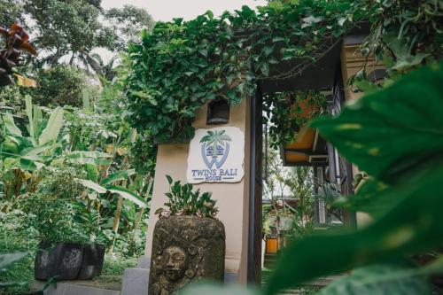 Un jardín fuera de Twins Bali Ubud