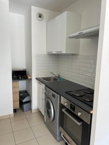 Il comprend une cuisine équipée d'une cuisinière et d'un lave-vaisselle. dans l'établissement Nice 2P quiet, tram, convenient, à Nice