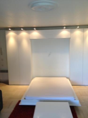 Cette chambre comprend un lit. dans l'établissement Grand studio sur les hauteurs de Cannes, à Mougins