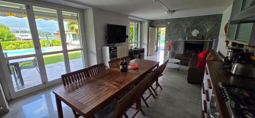 a living room with a wooden table and chairs at Casa Romantica in Colico