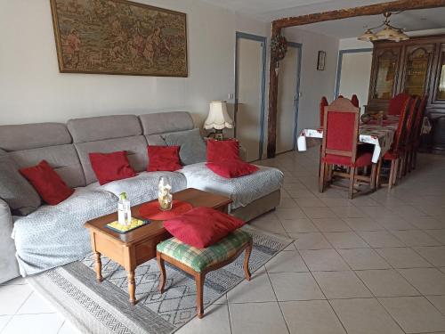 un salon avec un canapé et une table dans l'établissement Les Chambres Du Rochereuil, à Bédée