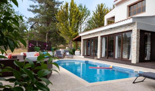 Villa Althea, Pool, Mountain Views, BBQ ,Patio in Laneia