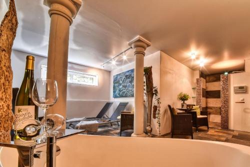 ein Verkostungsraum mit Weingläsern und einem Weinkeller in der Unterkunft Kapitäns Hus Ferienhaus Avantgarde in Putbus