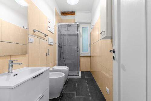 a bathroom with a toilet and a sink and a shower at A due passi dal Mare - Il Faro sul Mare in Sori