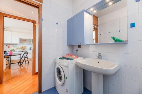 Η κουζίνα ή μικρή κουζίνα στο The rainbow house with terrace!