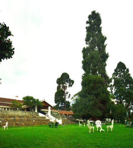 Taman di luar The Tredis Heritage by the Lake