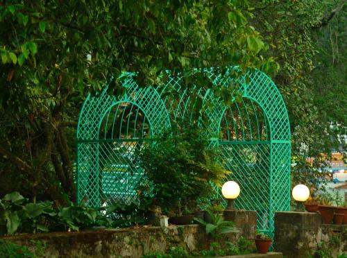 Taman di luar The Tredis Heritage by the Lake